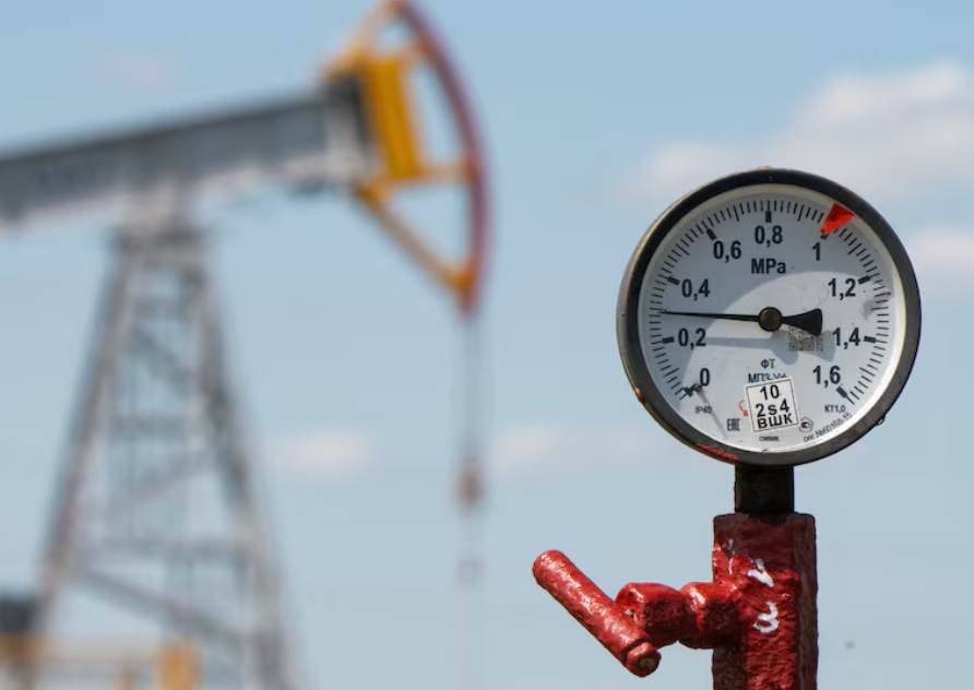 Oil hovers near six-month high as investors track US-Iran tensions